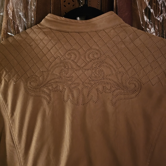 Women's Jacket - Picture 3 of 7